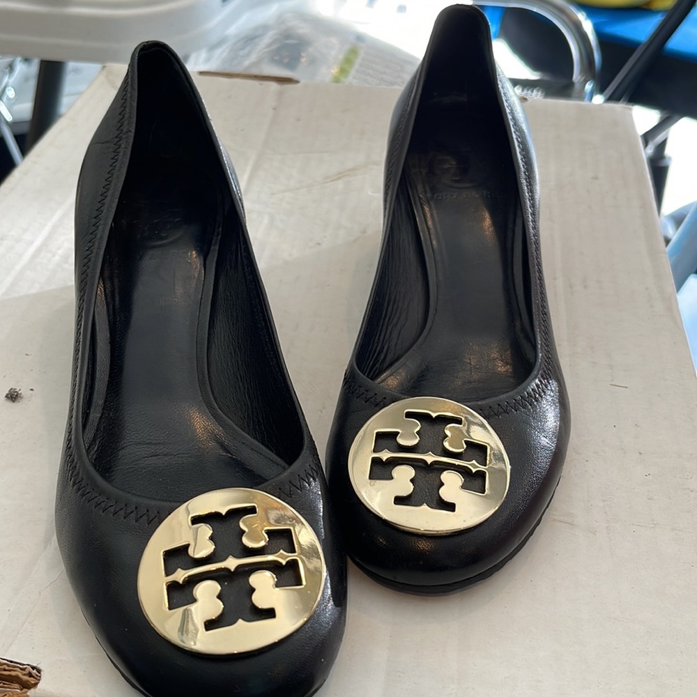 Tory Burch gold logo pumps